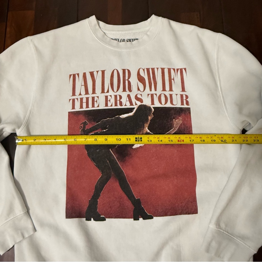 Taylor Swift The Eras Tour White Sweatshirt Women’s Size Large - Picture 5 of 6